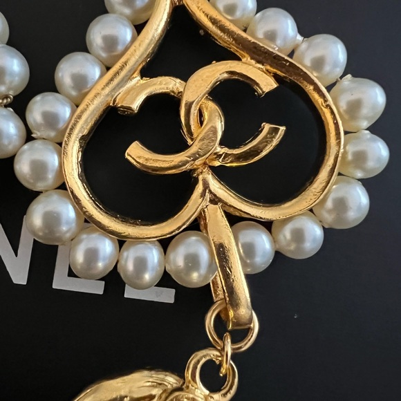 Chanel Vintage Collection 28 1993 RARE COLLECTIBLE Heart Dangle Earrings Gold - Picture 5 of 12